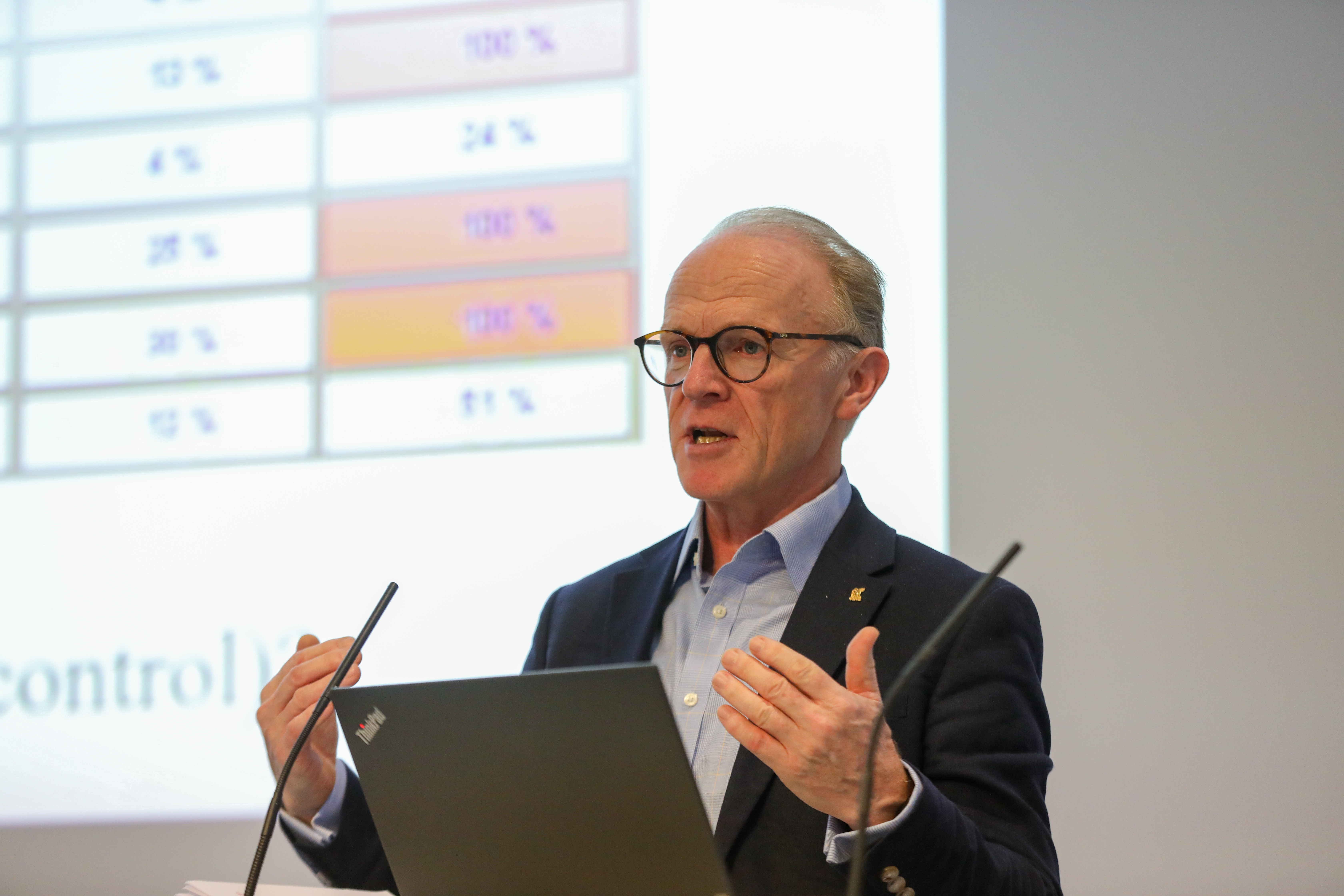 5B7A4196